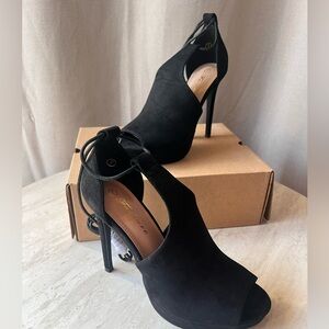 Comfortable black heels. Brand new in box